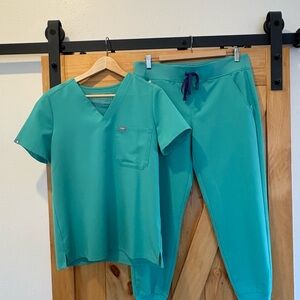 Figs Surgical Green Scrub Set S/MP EUC